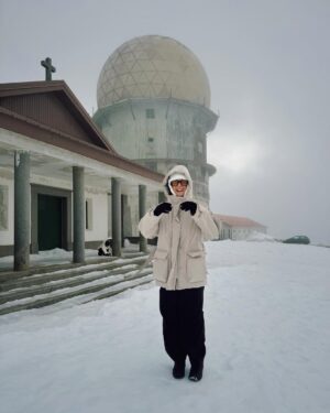 Sara Prata Instagram - O João com 38 anos não tem memória nenhuma da Serra da Estrela, a Amélia nunca tinha tocado nem visto neve por isso estava no topo da lista irmos até à Torre para passar a manhã a brincar na neve. Diria que a visibilidade estava a uns escassos metros. Não se via nada, o vento era tanto que eu largava a Amélia e ela era arrastada, o frio gelou de imediato aquelas bochechas, mas vá lá que ainda nos deu para rir. 
Fizemos o tão planeado boneco de neve (em versão mini pois teve de ser feito em tempo record) mas ficou castiço e ela adorou!! Atirámos umas bolas de neve e corremos para o carro. Toca a despir tudo e aquecer bem quentinhos. Gostaram da vista não gostaram meninos? 😂

Já que o plano foi mais curto sentámo-nos a meio do dia no Varanda da Estrela, talvez o restaurante mais recomendado aqui. E o meu arroz de zimbro comprovou isso. Calmamente e aproveitando cada bocadinho em que as nuvens abriam fomos vendo e apaixonando-nos pela beleza de uma das maiores serras de Portugal. 
O relógio marcava 18h quando regressámos ao hotel, e à vez uma massagem esperava-nos (truques para aproveitar tudo quando viajamos com a pequenina). Diria que uma das melhores massagens da minha vida. 
Infelizmente não deu para celebrar mais uma vitória do Sporting mas acho que se sonhar com as panquecas do pequeno-almoço já vou dormir bem. 

Afinal de um plano furado, acabámos por fazer mais um dia feliz ♥️❄️⛄️