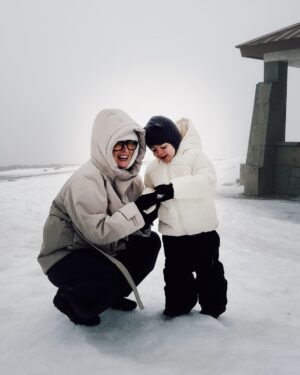 Sara Prata Instagram - O João com 38 anos não tem memória nenhuma da Serra da Estrela, a Amélia nunca tinha tocado nem visto neve por isso estava no topo da lista irmos até à Torre para passar a manhã a brincar na neve. Diria que a visibilidade estava a uns escassos metros. Não se via nada, o vento era tanto que eu largava a Amélia e ela era arrastada, o frio gelou de imediato aquelas bochechas, mas vá lá que ainda nos deu para rir. 
Fizemos o tão planeado boneco de neve (em versão mini pois teve de ser feito em tempo record) mas ficou castiço e ela adorou!! Atirámos umas bolas de neve e corremos para o carro. Toca a despir tudo e aquecer bem quentinhos. Gostaram da vista não gostaram meninos? 😂

Já que o plano foi mais curto sentámo-nos a meio do dia no Varanda da Estrela, talvez o restaurante mais recomendado aqui. E o meu arroz de zimbro comprovou isso. Calmamente e aproveitando cada bocadinho em que as nuvens abriam fomos vendo e apaixonando-nos pela beleza de uma das maiores serras de Portugal. 
O relógio marcava 18h quando regressámos ao hotel, e à vez uma massagem esperava-nos (truques para aproveitar tudo quando viajamos com a pequenina). Diria que uma das melhores massagens da minha vida. 
Infelizmente não deu para celebrar mais uma vitória do Sporting mas acho que se sonhar com as panquecas do pequeno-almoço já vou dormir bem. 

Afinal de um plano furado, acabámos por fazer mais um dia feliz ♥️❄️⛄️