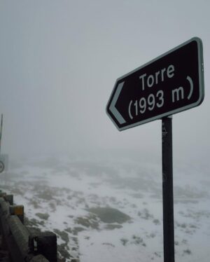 Sara Prata Instagram - O João com 38 anos não tem memória nenhuma da Serra da Estrela, a Amélia nunca tinha tocado nem visto neve por isso estava no topo da lista irmos até à Torre para passar a manhã a brincar na neve. Diria que a visibilidade estava a uns escassos metros. Não se via nada, o vento era tanto que eu largava a Amélia e ela era arrastada, o frio gelou de imediato aquelas bochechas, mas vá lá que ainda nos deu para rir. 
Fizemos o tão planeado boneco de neve (em versão mini pois teve de ser feito em tempo record) mas ficou castiço e ela adorou!! Atirámos umas bolas de neve e corremos para o carro. Toca a despir tudo e aquecer bem quentinhos. Gostaram da vista não gostaram meninos? 😂

Já que o plano foi mais curto sentámo-nos a meio do dia no Varanda da Estrela, talvez o restaurante mais recomendado aqui. E o meu arroz de zimbro comprovou isso. Calmamente e aproveitando cada bocadinho em que as nuvens abriam fomos vendo e apaixonando-nos pela beleza de uma das maiores serras de Portugal. 
O relógio marcava 18h quando regressámos ao hotel, e à vez uma massagem esperava-nos (truques para aproveitar tudo quando viajamos com a pequenina). Diria que uma das melhores massagens da minha vida. 
Infelizmente não deu para celebrar mais uma vitória do Sporting mas acho que se sonhar com as panquecas do pequeno-almoço já vou dormir bem. 

Afinal de um plano furado, acabámos por fazer mais um dia feliz ♥️❄️⛄️