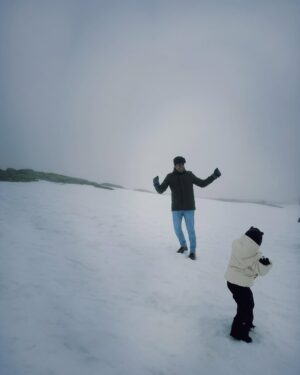 Sara Prata Instagram - O João com 38 anos não tem memória nenhuma da Serra da Estrela, a Amélia nunca tinha tocado nem visto neve por isso estava no topo da lista irmos até à Torre para passar a manhã a brincar na neve. Diria que a visibilidade estava a uns escassos metros. Não se via nada, o vento era tanto que eu largava a Amélia e ela era arrastada, o frio gelou de imediato aquelas bochechas, mas vá lá que ainda nos deu para rir. 
Fizemos o tão planeado boneco de neve (em versão mini pois teve de ser feito em tempo record) mas ficou castiço e ela adorou!! Atirámos umas bolas de neve e corremos para o carro. Toca a despir tudo e aquecer bem quentinhos. Gostaram da vista não gostaram meninos? 😂

Já que o plano foi mais curto sentámo-nos a meio do dia no Varanda da Estrela, talvez o restaurante mais recomendado aqui. E o meu arroz de zimbro comprovou isso. Calmamente e aproveitando cada bocadinho em que as nuvens abriam fomos vendo e apaixonando-nos pela beleza de uma das maiores serras de Portugal. 
O relógio marcava 18h quando regressámos ao hotel, e à vez uma massagem esperava-nos (truques para aproveitar tudo quando viajamos com a pequenina). Diria que uma das melhores massagens da minha vida. 
Infelizmente não deu para celebrar mais uma vitória do Sporting mas acho que se sonhar com as panquecas do pequeno-almoço já vou dormir bem. 

Afinal de um plano furado, acabámos por fazer mais um dia feliz ♥️❄️⛄️