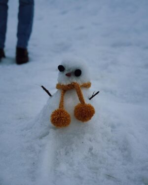 Sara Prata Instagram - O João com 38 anos não tem memória nenhuma da Serra da Estrela, a Amélia nunca tinha tocado nem visto neve por isso estava no topo da lista irmos até à Torre para passar a manhã a brincar na neve. Diria que a visibilidade estava a uns escassos metros. Não se via nada, o vento era tanto que eu largava a Amélia e ela era arrastada, o frio gelou de imediato aquelas bochechas, mas vá lá que ainda nos deu para rir. 
Fizemos o tão planeado boneco de neve (em versão mini pois teve de ser feito em tempo record) mas ficou castiço e ela adorou!! Atirámos umas bolas de neve e corremos para o carro. Toca a despir tudo e aquecer bem quentinhos. Gostaram da vista não gostaram meninos? 😂

Já que o plano foi mais curto sentámo-nos a meio do dia no Varanda da Estrela, talvez o restaurante mais recomendado aqui. E o meu arroz de zimbro comprovou isso. Calmamente e aproveitando cada bocadinho em que as nuvens abriam fomos vendo e apaixonando-nos pela beleza de uma das maiores serras de Portugal. 
O relógio marcava 18h quando regressámos ao hotel, e à vez uma massagem esperava-nos (truques para aproveitar tudo quando viajamos com a pequenina). Diria que uma das melhores massagens da minha vida. 
Infelizmente não deu para celebrar mais uma vitória do Sporting mas acho que se sonhar com as panquecas do pequeno-almoço já vou dormir bem. 

Afinal de um plano furado, acabámos por fazer mais um dia feliz ♥️❄️⛄️