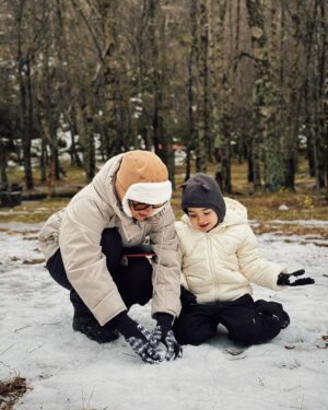 Sara Prata Instagram - O João com 38 anos não tem memória nenhuma da Serra da Estrela, a Amélia nunca tinha tocado nem visto neve por isso estava no topo da lista irmos até à Torre para passar a manhã a brincar na neve. Diria que a visibilidade estava a uns escassos metros. Não se via nada, o vento era tanto que eu largava a Amélia e ela era arrastada, o frio gelou de imediato aquelas bochechas, mas vá lá que ainda nos deu para rir. 
Fizemos o tão planeado boneco de neve (em versão mini pois teve de ser feito em tempo record) mas ficou castiço e ela adorou!! Atirámos umas bolas de neve e corremos para o carro. Toca a despir tudo e aquecer bem quentinhos. Gostaram da vista não gostaram meninos? 😂

Já que o plano foi mais curto sentámo-nos a meio do dia no Varanda da Estrela, talvez o restaurante mais recomendado aqui. E o meu arroz de zimbro comprovou isso. Calmamente e aproveitando cada bocadinho em que as nuvens abriam fomos vendo e apaixonando-nos pela beleza de uma das maiores serras de Portugal. 
O relógio marcava 18h quando regressámos ao hotel, e à vez uma massagem esperava-nos (truques para aproveitar tudo quando viajamos com a pequenina). Diria que uma das melhores massagens da minha vida. 
Infelizmente não deu para celebrar mais uma vitória do Sporting mas acho que se sonhar com as panquecas do pequeno-almoço já vou dormir bem. 

Afinal de um plano furado, acabámos por fazer mais um dia feliz ♥️❄️⛄️
