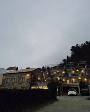 Sara Prata Instagram - O João com 38 anos não tem memória nenhuma da Serra da Estrela, a Amélia nunca tinha tocado nem visto neve por isso estava no topo da lista irmos até à Torre para passar a manhã a brincar na neve. Diria que a visibilidade estava a uns escassos metros. Não se via nada, o vento era tanto que eu largava a Amélia e ela era arrastada, o frio gelou de imediato aquelas bochechas, mas vá lá que ainda nos deu para rir. 
Fizemos o tão planeado boneco de neve (em versão mini pois teve de ser feito em tempo record) mas ficou castiço e ela adorou!! Atirámos umas bolas de neve e corremos para o carro. Toca a despir tudo e aquecer bem quentinhos. Gostaram da vista não gostaram meninos? 😂

Já que o plano foi mais curto sentámo-nos a meio do dia no Varanda da Estrela, talvez o restaurante mais recomendado aqui. E o meu arroz de zimbro comprovou isso. Calmamente e aproveitando cada bocadinho em que as nuvens abriam fomos vendo e apaixonando-nos pela beleza de uma das maiores serras de Portugal. 
O relógio marcava 18h quando regressámos ao hotel, e à vez uma massagem esperava-nos (truques para aproveitar tudo quando viajamos com a pequenina). Diria que uma das melhores massagens da minha vida. 
Infelizmente não deu para celebrar mais uma vitória do Sporting mas acho que se sonhar com as panquecas do pequeno-almoço já vou dormir bem. 

Afinal de um plano furado, acabámos por fazer mais um dia feliz ♥️❄️⛄️