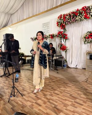 Sara Raza Khan Instagram - APL Annual Dinner 2025 Pindi👏👏👏!!! What a Delightful Experience it was Singing for you all !!! Dignitaries enjoyed each An every track selection of ours !Truly Blessed to receive such Honour 😇!!! My promise to all my fans to learn more Music and Execute it at its best InshaAllah in the Coming Shows ❤️💕🙋‍♀️🧿😇👏💕🥰!!!!! #sararazakhan #sararazakhanlive