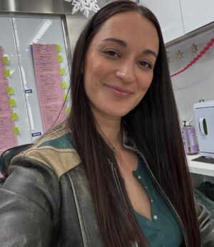 Sara Tomko Instagram - #latergram but #stillhere in the #astasauce
•••
Three weeks left filming Season Four of #residentalien @residentalien @usanetwork 
•••
Watch the first three seasons on @netflix or @peacock to catch up on the glory days and join us in spirit as we reminisce over the last 7 years of filming and friendship while we finish lucky #4 👀😭😝