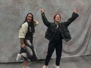 Sara Tomko Instagram - Thank you for all the love this weekend! Your fandom turned friendship means the world to us! We are so lucky to be loved by you @residentalien @fanexpovancouver @alicewetterlund
•••
Also, she’s wearing my jacket and I’m wearing her sweater because that’s what friends do
