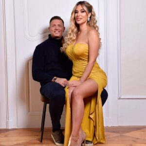 Sarah Machet Instagram - À toi, ma Moitié,
Mon Amoureux, 
Mon Amant,
Mon confident,
Le père de mes enfants,

Je te souhaite un merveilleux 42ème anniversaire teinté de bonnes nouvelles, de sagesse, d’épanouissement, de santé de fer et d’Amour des tiens, encore et toujours.

J’ai le privilège de faire partie de ta vie et de marcher à tes côtés depuis tant d’années maintenant. 

Alors j’ai envie de te dire MERCI.

Merci pour cette vie qu’on s’est créée, pour ces nombreux instants de rires et parfois de larmes.

Merci pour ton Amour, chaque jour, sincère et brut comme un diamant.

Merci pour les embrouilles de temps en temps, quand la vie devient trop pesante.

Merci pour ton soutien infaillible dans mes moments de doutes et de peine.

Merci pour l’éducation qu’on tente de donner tant bien que mal à nos minis nous. 

Merci d’être le père que tu es avec nos enfants, gentil et aimant, ils n’auraient pas pu rêver mieux !

Merci pour le bazar que tu as mis dans ma vie, même si ce chaos a pas toujours été à mon goût, sans le savoir il m’a emmené là où je voulais être. 

Je t’aime Benjamin, « mon blond », même quand tu perds les clés ou ton portable, quand tu réponds pas aux impôts dans les temps et que ça m’insupporte, quand tu « vas y penser » mais que tu oublies, quand « c’est pas très grave » et que ça m’empêche de dormir.

Que ta vie soit douce et apaisante teintée d’une touche de folie pour la pimenter.

Joyeux anniversaire « daddy ».

#birthday #happy #couple #love