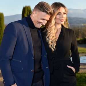 Sarah Machet Instagram - À toi, ma Moitié,
Mon Amoureux, 
Mon Amant,
Mon confident,
Le père de mes enfants,

Je te souhaite un merveilleux 42ème anniversaire teinté de bonnes nouvelles, de sagesse, d’épanouissement, de santé de fer et d’Amour des tiens, encore et toujours.

J’ai le privilège de faire partie de ta vie et de marcher à tes côtés depuis tant d’années maintenant. 

Alors j’ai envie de te dire MERCI.

Merci pour cette vie qu’on s’est créée, pour ces nombreux instants de rires et parfois de larmes.

Merci pour ton Amour, chaque jour, sincère et brut comme un diamant.

Merci pour les embrouilles de temps en temps, quand la vie devient trop pesante.

Merci pour ton soutien infaillible dans mes moments de doutes et de peine.

Merci pour l’éducation qu’on tente de donner tant bien que mal à nos minis nous. 

Merci d’être le père que tu es avec nos enfants, gentil et aimant, ils n’auraient pas pu rêver mieux !

Merci pour le bazar que tu as mis dans ma vie, même si ce chaos a pas toujours été à mon goût, sans le savoir il m’a emmené là où je voulais être. 

Je t’aime Benjamin, « mon blond », même quand tu perds les clés ou ton portable, quand tu réponds pas aux impôts dans les temps et que ça m’insupporte, quand tu « vas y penser » mais que tu oublies, quand « c’est pas très grave » et que ça m’empêche de dormir.

Que ta vie soit douce et apaisante teintée d’une touche de folie pour la pimenter.

Joyeux anniversaire « daddy ».

#birthday #happy #couple #love