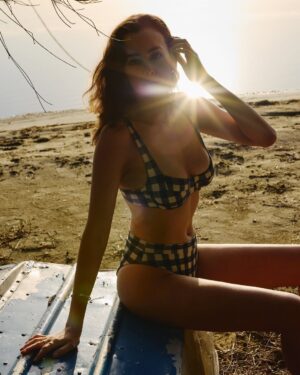 Sarah Stephens Instagram - Sunrise @fellaswim x @maggiemarilyn ✨✨
📷 @bradlspencer