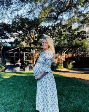 Sarah Wright Instagram - BABYYYYYYY it’s been wild 💫✨🌟 today on @themotherdazepodcast @teresapalmer and I talk about baby #4 coming this summer! ✨💫🙌🏻