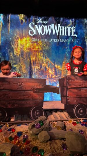 Sarain Fox Instagram - The new Snow White is out in theatres today! 🍎 

Thank you @disneystudioscanada & @casalomatoronto for this awesome experience!