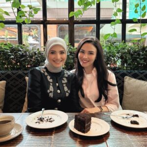 Sarimah Ibrahim Instagram - “A strong woman stands up for herself; a stronger woman stands up for others”. 

Had a lovely belated birthday lunch for my dearest @sarimahibrahim . Many may have claimed to be “women empowering” in our industry, but despite the many vicious claims about Che Puan Sarimah whom I’ve known for many years, she was one of the very first few who reached out to me last year—asking if me and my daughter Fatima was doing ok, constantly sending me words of encouragement and uplifting surahs that have comforted me. THAT to me, is a definition of an empowering woman. I’ve never been one who judges anyone by their appearance or rather by what they wear, but their hearts and intentions matters most to me. You are a definition of a wise, kind and intelligent woman anyone would be blessed to know. 

Thank you sister, for our much needed chat yesterday enjoying our little chocolate cake and now rested in our truth. 

I look forward to many more of our times spent together. Only to warn you, that you just got yourself a badass sister that will have your back too. Love you. 🤍

#womantowoman #mothertomother #womenwhosupportotherwomen #succeedtogether