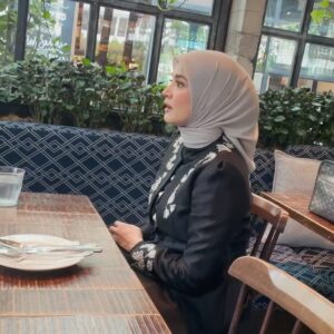 Sarimah Ibrahim Instagram - “A strong woman stands up for herself; a stronger woman stands up for others”. 

Had a lovely belated birthday lunch for my dearest @sarimahibrahim . Many may have claimed to be “women empowering” in our industry, but despite the many vicious claims about Che Puan Sarimah whom I’ve known for many years, she was one of the very first few who reached out to me last year—asking if me and my daughter Fatima was doing ok, constantly sending me words of encouragement and uplifting surahs that have comforted me. THAT to me, is a definition of an empowering woman. I’ve never been one who judges anyone by their appearance or rather by what they wear, but their hearts and intentions matters most to me. You are a definition of a wise, kind and intelligent woman anyone would be blessed to know. 

Thank you sister, for our much needed chat yesterday enjoying our little chocolate cake and now rested in our truth. 

I look forward to many more of our times spent together. Only to warn you, that you just got yourself a badass sister that will have your back too. Love you. 🤍

#womantowoman #mothertomother #womenwhosupportotherwomen #succeedtogether