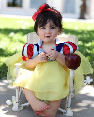 Sarunrat Visutthithada Instagram - เจ้าแป๋วแหววเมื่ออายุ 10 เดือน @demi_deane #SnowWhite 🍎 #สโนว์ไวท์ #เด็กหญิงแป๋วแหวว #เดมี่ #Demi