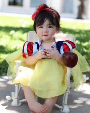Sarunrat Visutthithada Instagram - เจ้าแป๋วแหววเมื่ออายุ 10 เดือน @demi_deane #SnowWhite 🍎 #สโนว์ไวท์ #เด็กหญิงแป๋วแหวว #เดมี่ #Demi