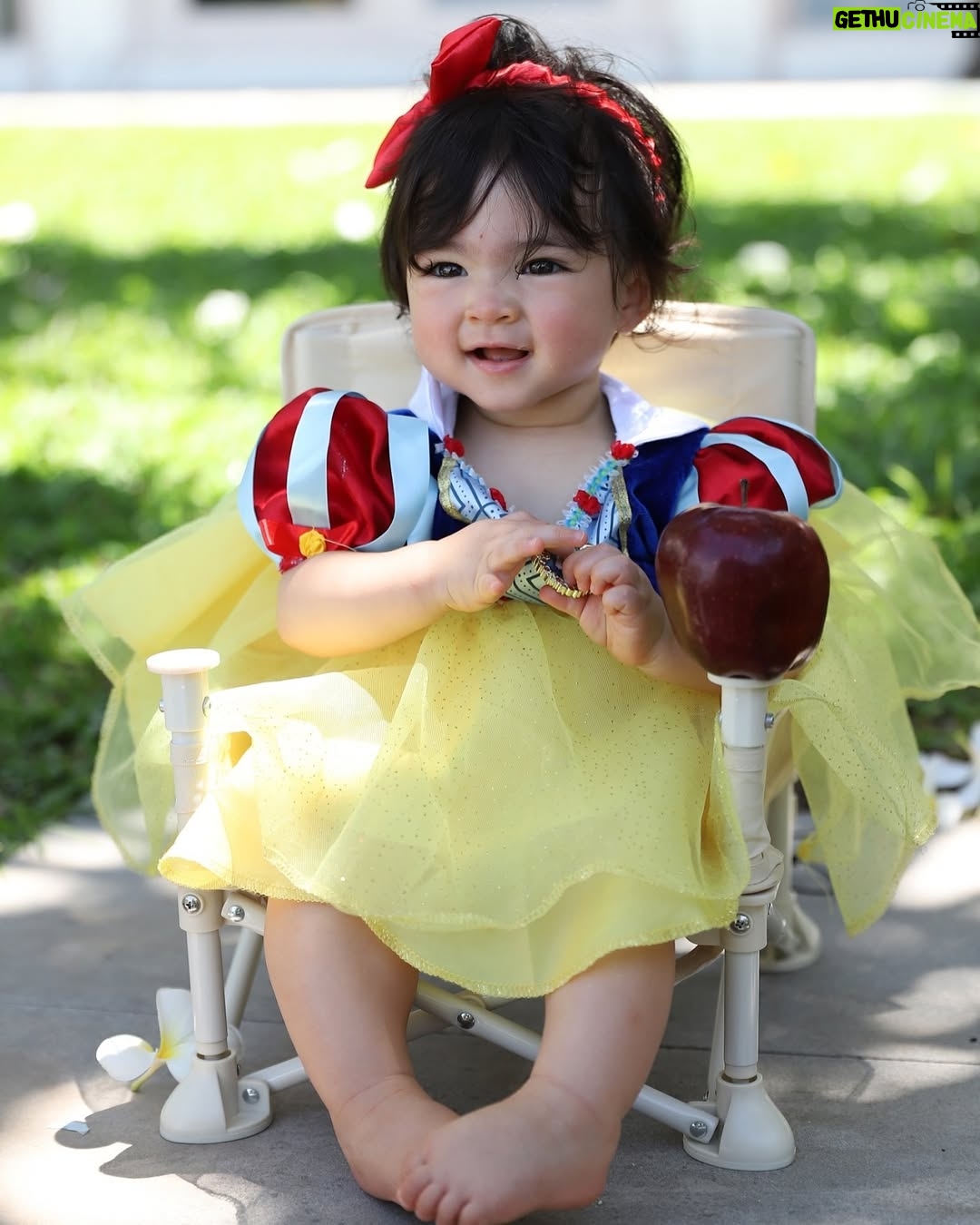 Sarunrat Visutthithada - 59.5K Likes - เจ้าแป๋วแหววเมื่ออายุ 10 เดือน @demi_deane #SnowWhite 🍎 #สโนว์ไวท์ #เด็กหญิงแป๋วแหวว #เดมี่ #Demi