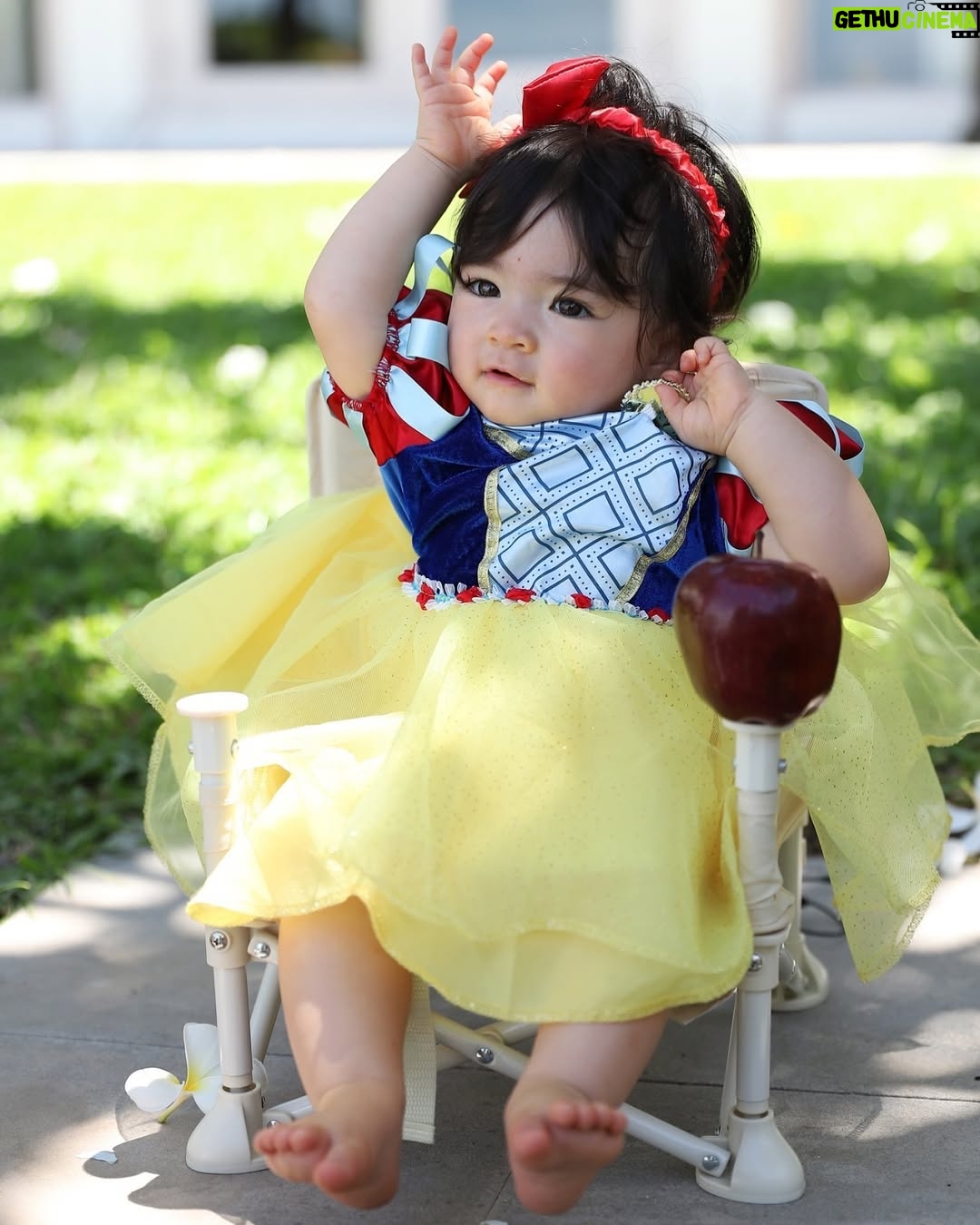 Sarunrat Visutthithada - 59.5K Likes - เจ้าแป๋วแหววเมื่ออายุ 10 เดือน @demi_deane #SnowWhite 🍎 #สโนว์ไวท์ #เด็กหญิงแป๋วแหวว #เดมี่ #Demi