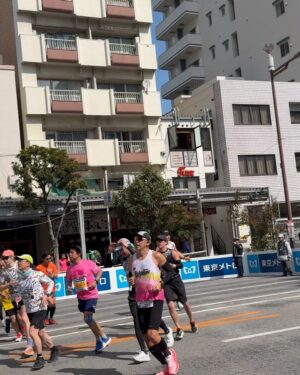 Sarunrat Visutthithada Instagram - Tokyo Marathon Finisher!!! 👏🏻👏🏻👏🏻 สามีเก่งมากค่ะ @matthew.deane1 #TokyoMarathon2025 🇯🇵 🏃🏻‍♂️