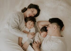 Sarunrat Visutthithada Instagram - Welcoming a new addition to the family- say hi to Baby Deven 💙💙 featuring big bro Dustin “casually sleeping” in the last photo.

Thank you to the most professional team @kiddycutestudio 💕 for an amazing newborn photography experience!! ถ่ายรวดเร็วสุดยอดมาก ประทับใจสุดๆ 🙏🏻🙏🏻 highly recommend!!
