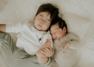 Sarunrat Visutthithada Instagram - Welcoming a new addition to the family- say hi to Baby Deven 💙💙 featuring big bro Dustin “casually sleeping” in the last photo.

Thank you to the most professional team @kiddycutestudio 💕 for an amazing newborn photography experience!! ถ่ายรวดเร็วสุดยอดมาก ประทับใจสุดๆ 🙏🏻🙏🏻 highly recommend!!