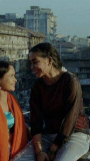 Sarwat Gilani Instagram - Terrace tales, where hearts speak and stars listen 🍁

🎬- Joyland | Kali Salwar | Sir
🎵- Hamari Atariya Pe by #begumakhtar

#thenostalgiccinephile #terrace #aethetics #reelsinstagram