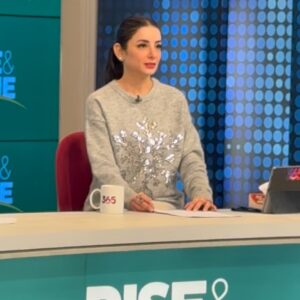 Sarwat Gilani Instagram - Back to the grind! Don’t forget to watch today’s show Rise & Shine only on @365news.pk
