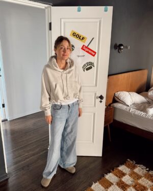 Sasha Alexander Instagram - Bruh… same pair of jeans. Every day. @gap  Link to my favorites edit in my bio.