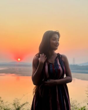 Sasmita Piyali Sahoo Instagram - Reminding that endings can be beautiful too❤️….
.
.
#picoftheday #sunset #beautiful #scenery #love #peace #vibes #nature #odiagirl #actress #pretty #positivity #instagram #sasmitapiyalisahoo