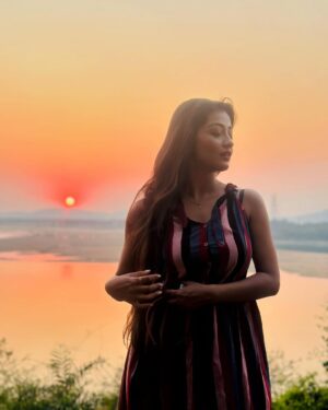 Sasmita Piyali Sahoo Instagram - Reminding that endings can be beautiful too❤️….
.
.
#picoftheday #sunset #beautiful #scenery #love #peace #vibes #nature #odiagirl #actress #pretty #positivity #instagram #sasmitapiyalisahoo