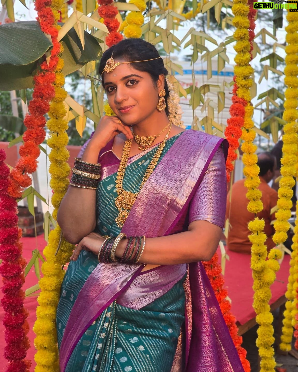 Sathya Devarajan - 8K Likes - "Dhanalakshmi" from the sets of Dhanam ❤️
Loving this simple kalyana ponnu look ☺️❤️
.
.
.
#dhanam #vijaytv #tamilserials #tamilactress #serialheroines