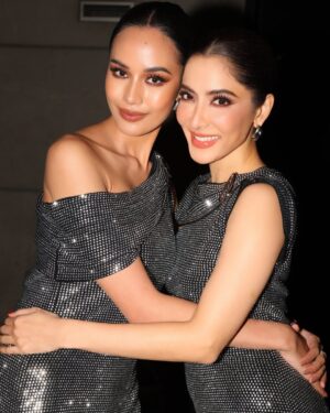 Savika Chaiyadej Instagram - ใครทายถูกบ้างงับ @suchaaata @casperproud #pinkysavika #พิ้งกี้สาวิกา #แฝดคนละฝา