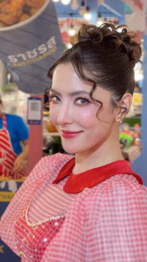 Savika Chaiyadej Instagram - นึกว่าตัวเองเป็นคนตลก..ที่แท้คนสวยยย 😜
Makeup & hair : @oat_secret 

#พิ้งกี้สาวิกา #pinkysavika #pinkywonderland