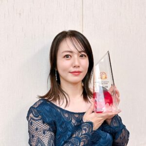 Sayaka Isoyama Instagram - 光栄な事に
FRIDAY創刊40th記念企画 「グラデミー賞」で
レジェンド賞を受賞させていただき、
発表、受賞セレモニーに参加してきました。

2000年にグラビアでデビューをし、
25年目にご褒美をいただきました。
本当にありがとうございます！！

ここまで長く続けてこれたのも、
家族や支えてくださったスタッフのみなさん
そして、
応援してくれているファンの皆さんのおかげです。
皆さんもおめでとうございます！

これからも喜んでいただけるよう
出来る事を頑張っていきたいと思います！！

ドレス
@rinfarre_official
イヤリング.ピアス
@grossejapan