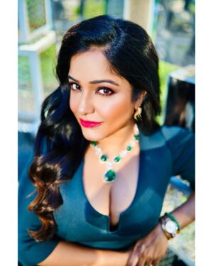 Sayantani Guhathakurta Instagram - Sun Kissed 💚

Mkup snd hair - @makeupbysumanganguly 
Outfit - @subrata_stylist 
Click - @sumanalo 
Jewellery - @style_addict_jewellery