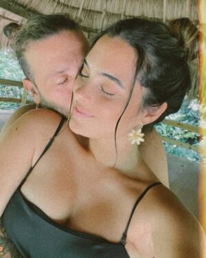 Scarlet Gruber Instagram - Happy Birthday my Suapy @esquedachris !!!
36 Vueltas al sol para encontrarnos en este momento perfecto. Gracias por llenar mi vida de felicidad y aventura. Lo mejor esta por venir, que fortuna que sea de tu mano.