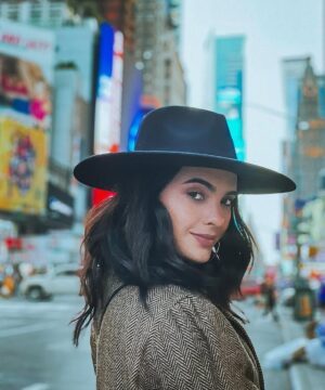 Scarlet Gruber Instagram - New York State of Mind 🏙 
.
.
.

🧥: @zleurope
📸: @esquedachrisphone