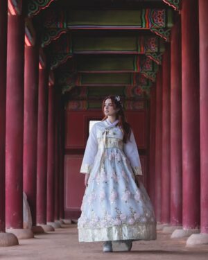 Scarlet Gruber Instagram - La magia que pueden tener ciertos lugares dependen siempre de cómo los mires, imaginamos un poco la época donde este palacio de Gyeongbokgun tenía grandes celebraciones y con este hermoso vestuario y esta hermosa modelo 🔥😍 recreamos algunas situaciones…

¿Te puedes imaginar como eran esas épocas? 

Te leemos en los comentarios! 🇰🇷 
Shoot with my Canon 😎 R5   24-70 mm F2.8   70-200 f4 🔥

@canonmexicana 
#momentoscanon 
#publicidad #southkorea #gyeongbokgung