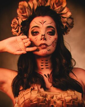 Scarlet Gruber Instagram - No soy Mexicana, pero mi corazón les pertenece. 
Esta año ha sido de duelo para muchos, y yo en lo personal me he tenido que despedir de muchas personas y familiares que impactaron mi vida para bien. 
En este día quiero celebrarlos, quiero festejar el amor que me dieron y todo lo que aprendí de ellos mientras Dios me dio la dicha de tenerlos conmigo en vida. 

Abuela Maria- 
Gracias por tus comidas deliciosas (servidas abundantemente) Te agradezco criar a mi padre @chamogabrieltv con un amor incondicional y por convertirlo en un ser tan sensible, humilde, y amoroso. Siempre te llevare en mi corazón y recordaré mis raíces Portuguesas por ti. 

Tia Carmen-
Siempre te recordaré por tu luz, tu sonrisa, y por tu mirada bondadosa. 

Yolita-
Te nos fuiste ayer, y nos dejaste un gran vacío a todos. A tres meses de conocerte, puedo de decir que dejaste huella en mi vida y en mi corazón. Gracias por prepararme mis huevitos a la Mexicana, por tu sonrisa única, y por cuidar de tantas personas como madre. (Me quedaré con el libro de recetas que me regalaste, y prometo usar tus consejos para ser una gran cocinera) 

Las celebró con orgullo. Gracias por ser parte de mi camino, nunca serán olvidadas. 

México, gracias por enseñarme esta tradición tan bonita. 

@esquedachris 
Gracias por tu arte y tu magia amor. ♥️