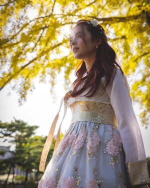 Scarlet Gruber Instagram - La magia que pueden tener ciertos lugares dependen siempre de cómo los mires, imaginamos un poco la época donde este palacio de Gyeongbokgun tenía grandes celebraciones y con este hermoso vestuario y esta hermosa modelo 🔥😍 recreamos algunas situaciones…

¿Te puedes imaginar como eran esas épocas? 

Te leemos en los comentarios! 🇰🇷 
Shoot with my Canon 😎 R5   24-70 mm F2.8   70-200 f4 🔥

@canonmexicana 
#momentoscanon 
#publicidad #southkorea #gyeongbokgung