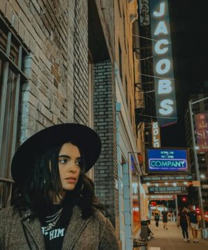 Scarlet Gruber Instagram - New York State of Mind 🏙 
.
.
.

🧥: @zleurope
📸: @esquedachrisphone