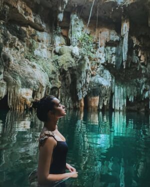 Scarlet Gruber Instagram - Contra todo pronóstico elijo seguir creyendo en la magia. 
(y la magia eres tu) 💫
.
@tsukansantuario 
@yucatanturismo 
📸: @esquedachris
