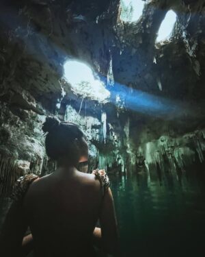 Scarlet Gruber Instagram - Contra todo pronóstico elijo seguir creyendo en la magia. 
(y la magia eres tu) 💫
.
@tsukansantuario 
@yucatanturismo 
📸: @esquedachris