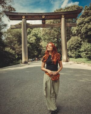 Scarlet Gruber Instagram - Los pasos que damos se vuelven piezas de rompecabezas que arman la historia de nuestra vida, definen nuestro camino y nos acercan a nuestro destino. Que hermoso es descubrir Japón a tu lado! @esquedachris 📸♥️