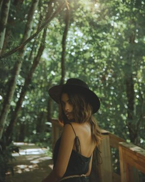 Scarlet Gruber Instagram - “ ¿Quien eres?
No eres tu estatura o tu peso.
No eres tu edad. Y mucho menos tu genero o el lugar donde naciste. 
Eres tu libro favorito. Eres la canción atrapada en tu cabeza y lo que desayunas los Domingos.  Eres esa película que decidiste volver a ver y esa persona a la que eliges besar. 
Quizá el mundo siempre escogerá ver el millón de cosas que no eres. 
Porque no eres de donde vienes. 
Eres a donde vas.”
.
.
.
📸😍: @esquedachris 
@sleeping.giant.lodge que locacion tan mágica!