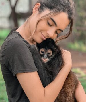 Scarlet Gruber Instagram - Ella es Luna…
Hace poco tuve la oportunidad de visitar el centro de rehabilitación @mayanwildlife donde conviví con monos araña. Esta organización fue fundada por @julesproducer y @tefaonline , dos amigos del alma que se han dedicado al rescate y la rehabilitación de estos animales. Les tengo que pedir de corazón que nunca compren o vean a estos animales como mascota, ya que para obtener una cría matan a gran parte de la tropa y a su madre. Por ende, crecen con muchísimo sufrimiento y trauma.
Este centro necesita de nuestra ayuda para seguir brindado apoyo a estas criaturas, mantenerlos es costoso, me haría muy feliz que nos unamos para donar a esta noble causa. Personalmente estuve ahí por días y me di cuenta de todo el esfuerzo que hacen para mantenerlos dignamente ya que muchos de ellos no podrán ser de nuevo puestos en libertad. Al comprar uno de estos animales estamos destruyendo la vida de muchos de ellos. Por favor para más info y donaciones directo en @mayanwildlife ♥️