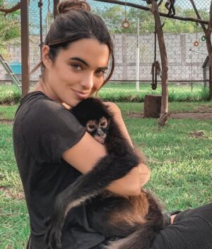 Scarlet Gruber Instagram - Ella es Luna…
Hace poco tuve la oportunidad de visitar el centro de rehabilitación @mayanwildlife donde conviví con monos araña. Esta organización fue fundada por @julesproducer y @tefaonline , dos amigos del alma que se han dedicado al rescate y la rehabilitación de estos animales. Les tengo que pedir de corazón que nunca compren o vean a estos animales como mascota, ya que para obtener una cría matan a gran parte de la tropa y a su madre. Por ende, crecen con muchísimo sufrimiento y trauma.
Este centro necesita de nuestra ayuda para seguir brindado apoyo a estas criaturas, mantenerlos es costoso, me haría muy feliz que nos unamos para donar a esta noble causa. Personalmente estuve ahí por días y me di cuenta de todo el esfuerzo que hacen para mantenerlos dignamente ya que muchos de ellos no podrán ser de nuevo puestos en libertad. Al comprar uno de estos animales estamos destruyendo la vida de muchos de ellos. Por favor para más info y donaciones directo en @mayanwildlife ♥️