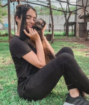 Scarlet Gruber Instagram - Ella es Luna…
Hace poco tuve la oportunidad de visitar el centro de rehabilitación @mayanwildlife donde conviví con monos araña. Esta organización fue fundada por @julesproducer y @tefaonline , dos amigos del alma que se han dedicado al rescate y la rehabilitación de estos animales. Les tengo que pedir de corazón que nunca compren o vean a estos animales como mascota, ya que para obtener una cría matan a gran parte de la tropa y a su madre. Por ende, crecen con muchísimo sufrimiento y trauma.
Este centro necesita de nuestra ayuda para seguir brindado apoyo a estas criaturas, mantenerlos es costoso, me haría muy feliz que nos unamos para donar a esta noble causa. Personalmente estuve ahí por días y me di cuenta de todo el esfuerzo que hacen para mantenerlos dignamente ya que muchos de ellos no podrán ser de nuevo puestos en libertad. Al comprar uno de estos animales estamos destruyendo la vida de muchos de ellos. Por favor para más info y donaciones directo en @mayanwildlife ♥️
