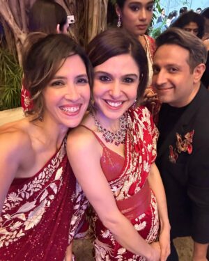 Scherezade Shroff Instagram - What a fun evening!! ❤️ 
@ashdeenl X @timeandtalentsclub with gorgeous Parsi garas & yummy bhonu! 

Show director- @vahbizmehta 
HMU- @arshisjaveriofficial 
#90yearsofthetimeandtalentsclub #parsigara #parsibhonu #sarinotsorry