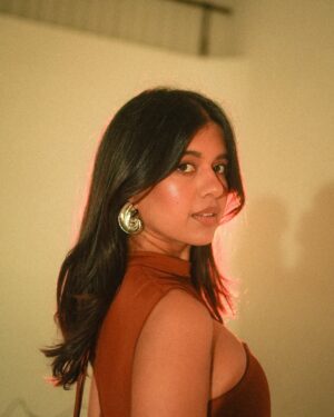 Sejal Kumar Instagram - 🧩🧩my EP finding joy is here 🧩🧩

And kahin chale music video will be up at 5pm today on my @youtubeindia channel! 
put my heart and soul into this one and I appreciate each one of you who listen and send it love! 

STREAM on @spotifyindia @applemusic and SHARE it on your storiesss! 

Some issue with the songs appearing on reels! Sorting that out with tunecore 💓