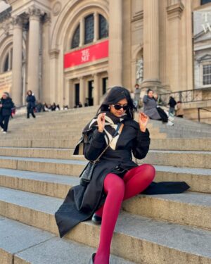 Sejal Kumar Instagram - quick stop at nyc! Spent the last few days going around here and prepping for the Finding Joy EP release! Stay tuned and get exciteddd for the Kahin Chale MV 🧩 

Black trench- @qua.clothing 
@vailanciaaa @thetrendby_aman